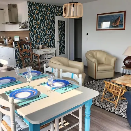 Spacious Family Nest With 2 Balconies 아파트